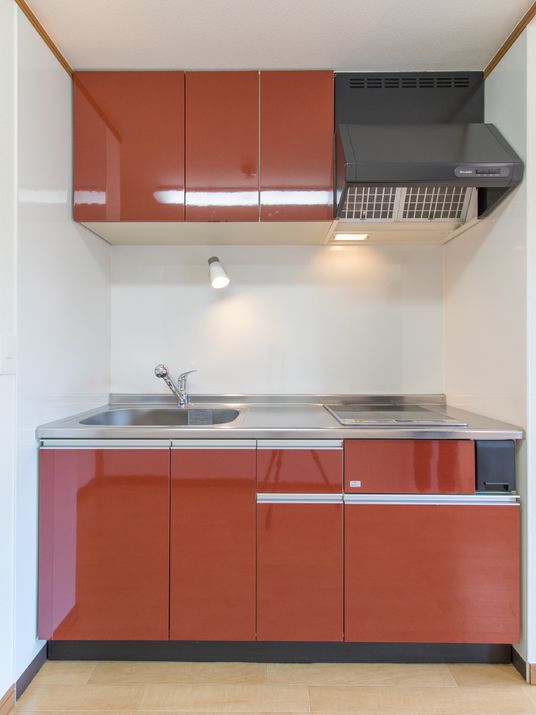 赤いシンプルなキッチン
