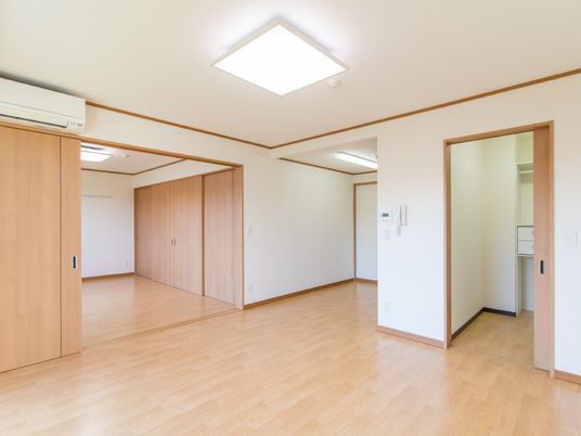 明るく広い洋室空間