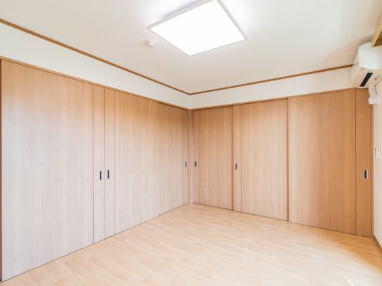 シンプルな洋室の内装