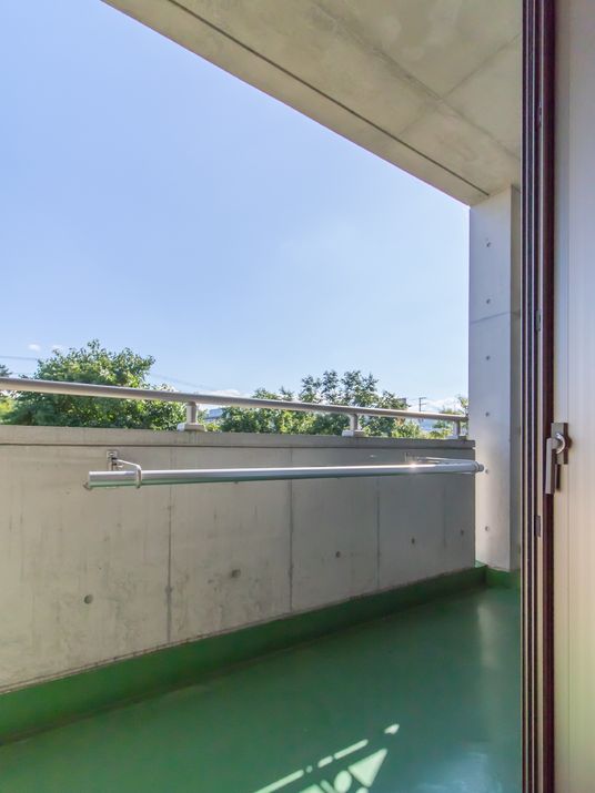 明るい日差しのバルコニー