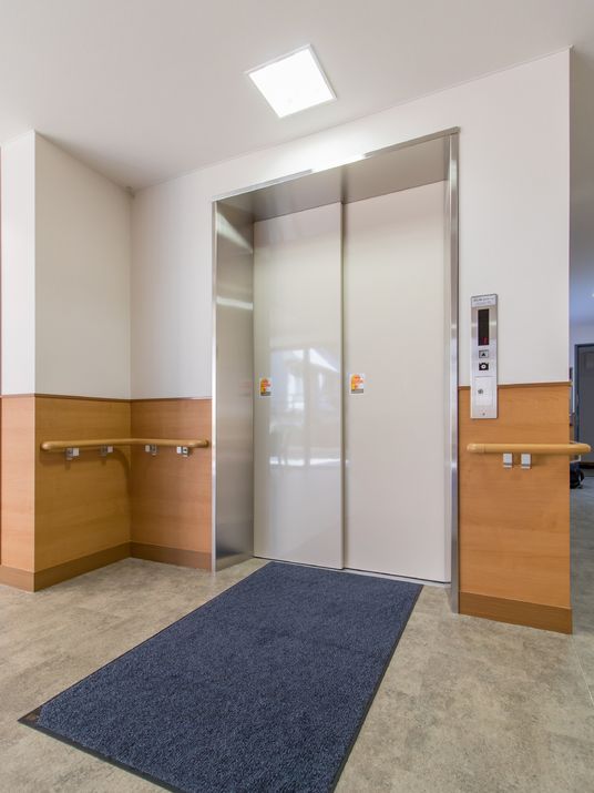 床に敷かれたマットとエレベーター