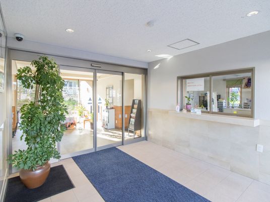 入口とフロントのあるロビー