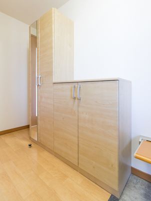 木製の洋室のクローゼット