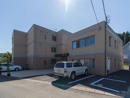 明るい日差しの建物外観