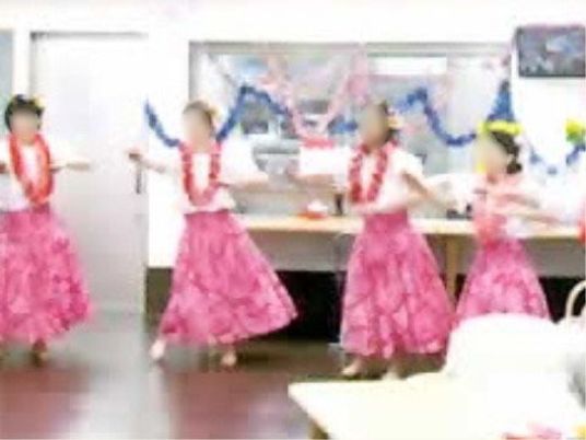 活動する人々の様子