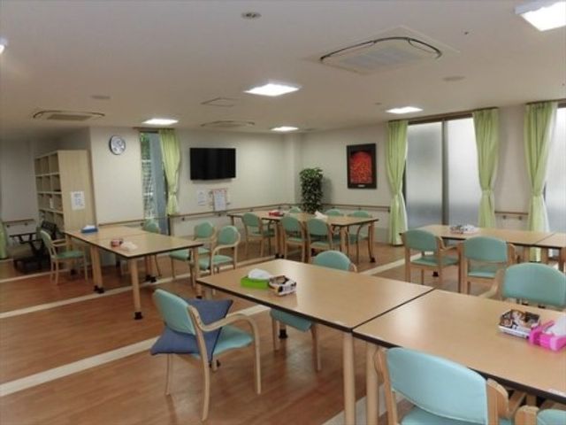 ゆったり明るい食堂 食堂 広々とした明るい空間が特徴の食堂で、ゆっくりとお食事を楽しみながら交流ができます。デザインもシンプルで清潔感があり、快適にお過ごしいただけるでしょう。