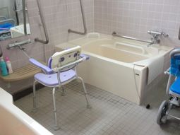 バリアフリー設計の浴室