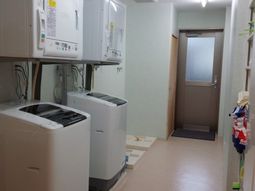 洗濯機と給湯器のある空間