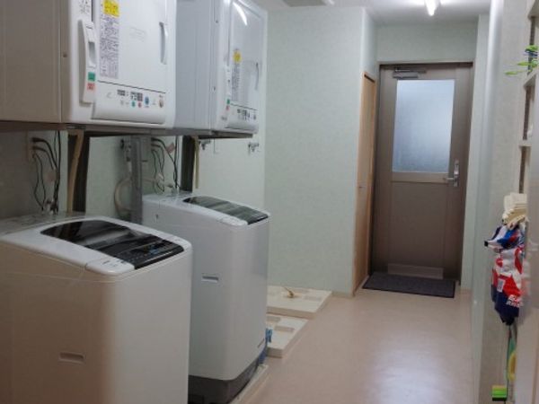 洗濯機と給湯器のある空間