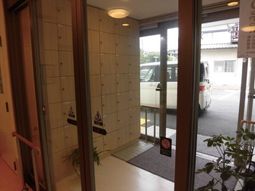 エントランスの明るい様子