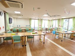 明るいデイルームの様子