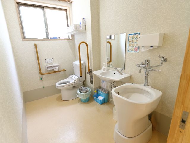 バリアフリー設計のトイレ トイレ 手すり付きで安全性を考慮した広々としたトイレ空間です。日々の生活で利用しやすく快適な環境が整っています。