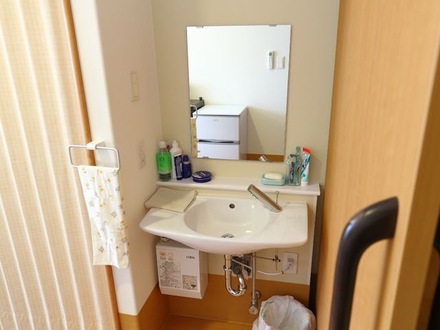 整然とした洗面台 洗面台 整頓された清潔な洗面スペースです。日々の身だしなみに必要な物が揃っており、快適にご使用いただけます。