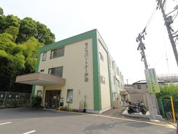 緑に囲まれた建物正面