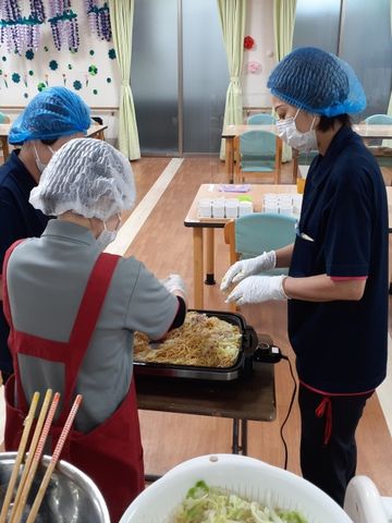 機能訓練室の活動 機能訓練室 共に料理をする笑顔のある活動が行われる機能訓練室です。利用者の方々が積極的に参加され、和気あいあいとした雰囲気が感じられます。