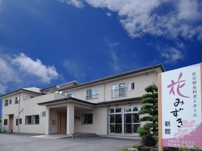 青空背景の建物外観