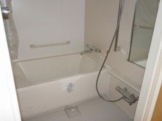 白い清潔な浴室