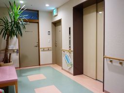 廊下とエレベーターの一角