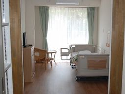 明るい居室の様子