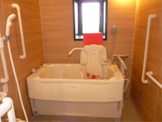 浴室には転倒防止の手すりがついている。また、入浴を補助する器具の用意もあるため、どなたでも快適に利用できる。