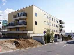 黄色の建物の外観