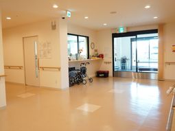 明るいエントランスの空間