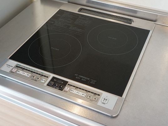 施設のキッチンには日立製のIHクッキングヒーターが導入されている。2つ同時に調理できるタイプで火力なども細かく調整することができます