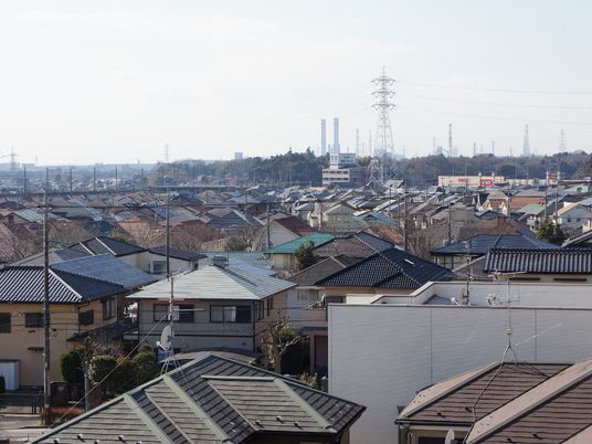 施設の別の窓からは閑静な住宅街が広がっている様子が写されている。遠くには電線の鉄塔や森などがありとても見晴らしが良い景観。