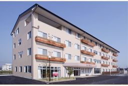 明るい外観の建物