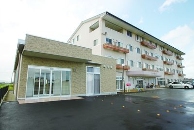 明るい外観の建物