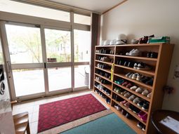 玄関に置かれた靴棚とマット