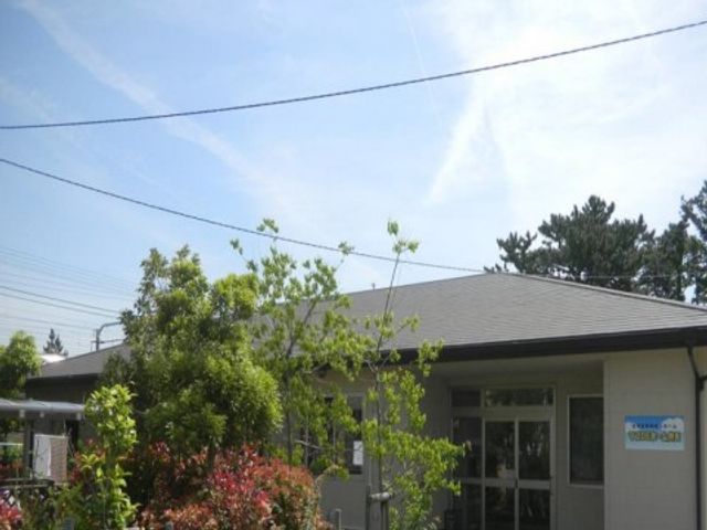 緑豊かな建物外観 外観 自然光あふれる静かなエントランスです。木々に囲まれた環境で、快適な勤務が期待できます。