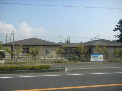明るい外観の建物