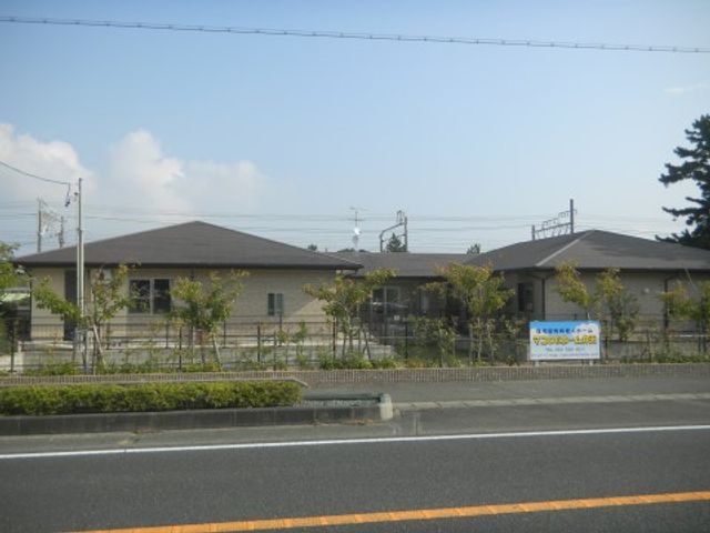 明るい外観の建物 外観2 ゆったりとした空間の外観は、周囲に調和しながらも温かみのある雰囲気を放っています。