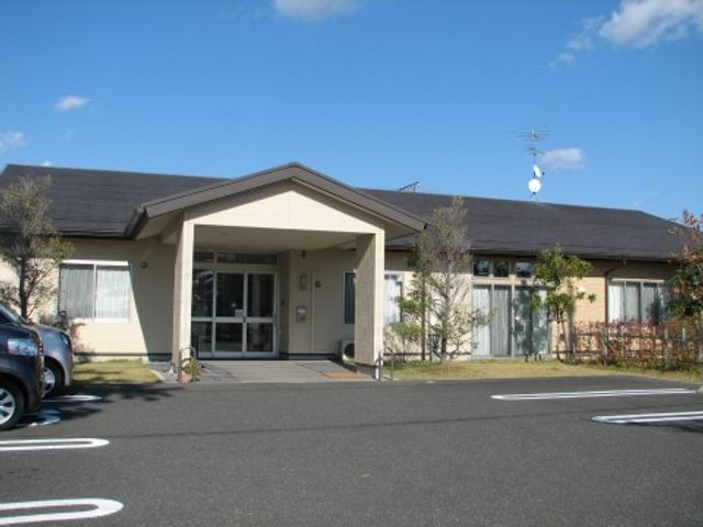 明るく広々としたエントランス 駐車場 広々とした通り抜けやすいエントランスです。ここを通れば新しい職場が皆様をお待ちしています。