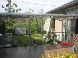 明るい中庭の一角