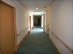 明るい照明のある廊下