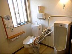明るい清潔なトイレ空間
