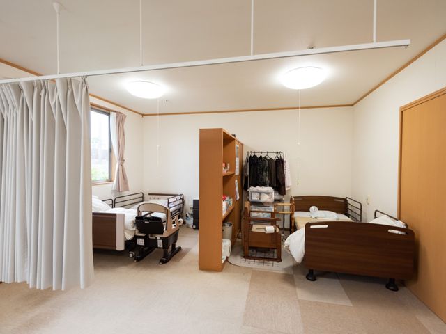 個室の居住空間 居室 ゆとりある個室は、プライバシーが守られ、明るい自然光が差し込む快適な空間です。手元のリモートでベッドの調整も行えます。