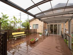屋根付きの広々テラス