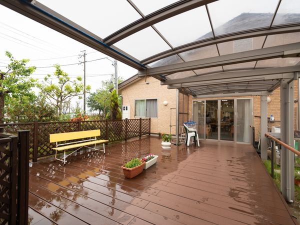 屋根付きの広々テラス