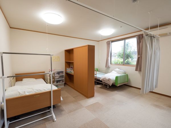 明るい居室の様子