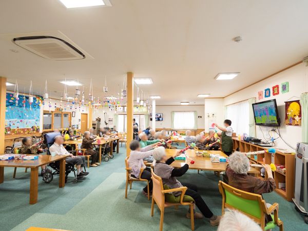 活動風景のある明るい部屋