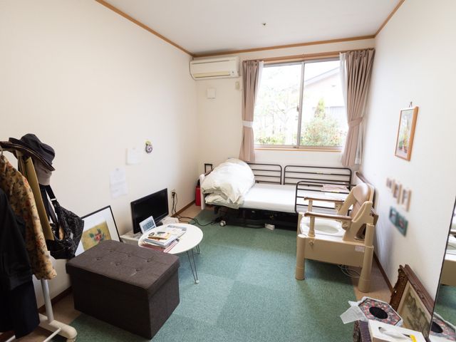 居心地の良い居室の様子 居室 日差しが入る明るい居室です。個々の趣味や必要に合わせてカスタマイズ可能な空間となっております。