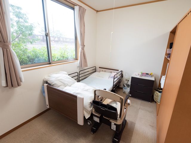 居心地の良い居室空間 居室 窓から自然光が差し込む快適な居室です。個々のニーズに合わせた備品が配置され、落ち着いた生活をサポートしています。