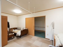 居室のベッドとクローゼット