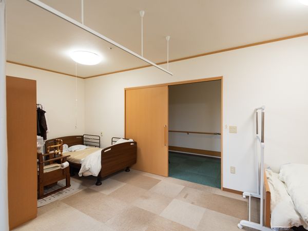 居室のベッドとクローゼット