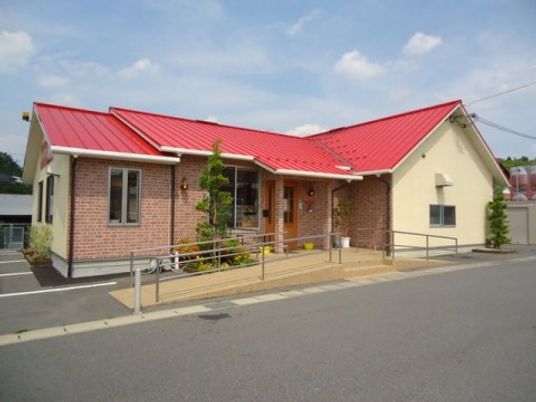 赤い屋根の明るい建物