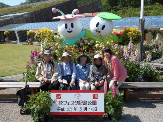 笑顔の集合写真屋外