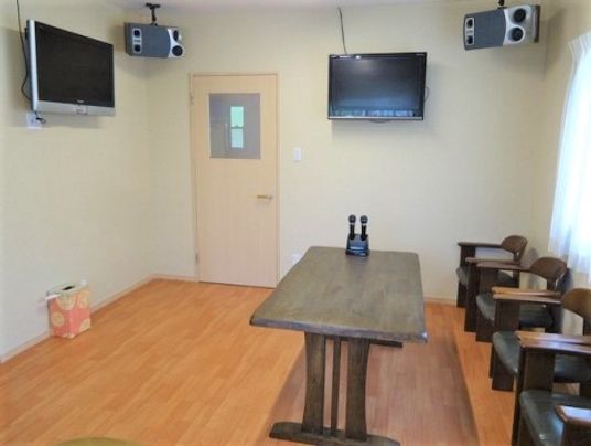 テーブルと椅子の共有スペース